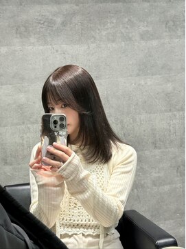 ルイス(L'wis) Greige、顔周りレイヤーカット、ミディアムスタイル