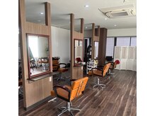 ラッキーヘアー箕面店(Lucky Hair)の雰囲気（広くてモダンな雰囲気のサロン内です）