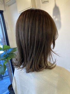 レイリー(LAiLy) 透明感　ミディアム　切りっぱなし