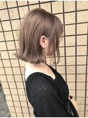 肩上のパッツンハイトーンボブ