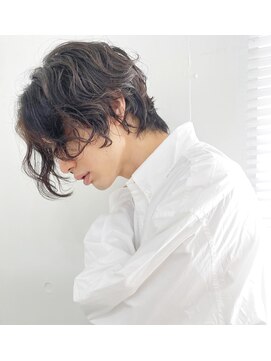 ユノ(juno) センターパート 前下がりミディアムパーマ