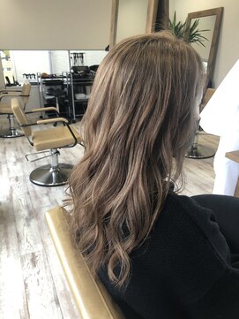 シキ(C key) 透明感のあるベージュ