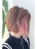 アヴソリューク(Absoluk)&nbsp;ピンクバイオレットインナーカラー×前下がりボブ