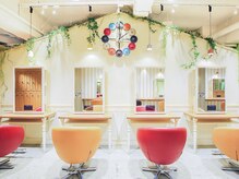 ラックスビー アルル 大阪京橋駅前店(LUXBE ARURU)の雰囲気（カラフルな色使いに心も躍るフレンチポップがテーマの京橋店♪）