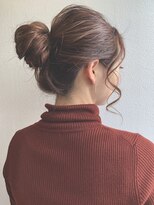 お団子ヘアー アースカラー ダスティーピンク