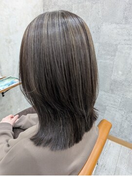 イル(iru) 白髪ぼかしハイライト×くびれミディアム
