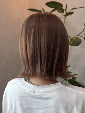 ルーチェ(Lu-che) 大人切りっぱなしボブ×ミルクティーベージュ