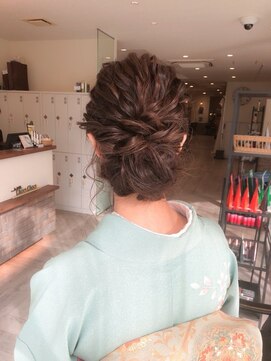 ヘアメイク シュシュ(Hair make chou chou) お着物、訪問着にも合うローシニヨン【chou-chou 北林夏実】