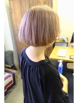 スロウ(Slow) 淡いマッシュルームボブとメガネ