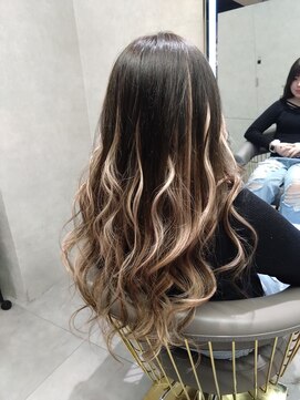 ニーナ ビューティーサロン(NINA Beauty Salon) バレイヤージュ風スタイル