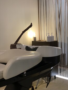 リラックスに最適なヘッドスパ空間☆癒しのひと時でリフレッシュ♪頭皮の汚れを除去し、健やかな髪へ導く◎