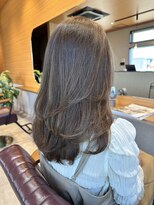 イェル(ELL.) 大人かわいいスウィングレイヤー×くすみベージュ