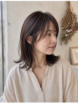 カフレ 岩出(CAFRE)&nbsp;40代大人女性のミディアムレイヤー｜ダークブラウン