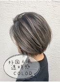 重めの前下がりボブスタイル、ハイライトで立体的に