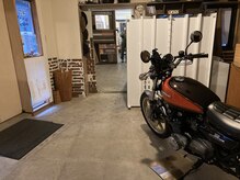 バイクと酸素カプセル