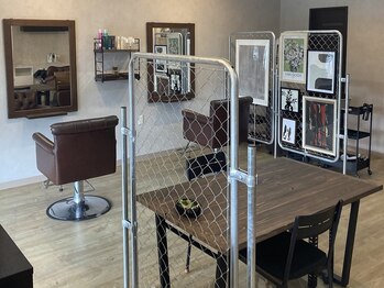 プチルポ(Petilpo)の写真/【移転OPEN◎】待合のテーブルは手作り♪こだわりのオシャレな空間で、あなただけのサロンタイムを。
