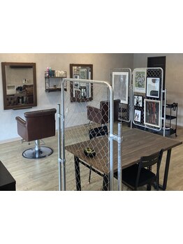 【移転OPEN◎】待合のテーブルは手作り♪こだわりのオシャレな空間で、あなただけのサロンタイムを。