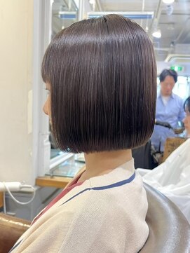 ヒビヲ(HIBIO) 横浜オリーブベージュブリーチなしダブルカラー外ハネボブ30代