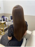 「透ける艶と明るさ」ブラウン&ストレートヘアの柔らか質感
