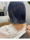 ライトブルーインナーカラー　外はねボブ　モードヘア