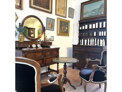 シェルハのシンボルの丸鏡のドレッサーとアンティーク家具。
