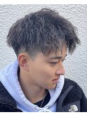 縦落ちツイストスパイラルパーマツーブロックアップバング