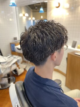 ゼロスバーバー(0's BARBER SHOP) ツイスパ×スパイキーショートで個性派スタイル