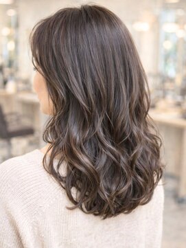 ヴィータ ヘア デザイン(Vita Hair Design) ミディアム ウェーブ 外ハネ アッシュベージュ