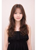 女性らしいミディアムウェーブスタイル