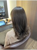 アッシュベージュでやわらかく優しい印象に
