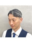 グレーヘアを活かした洗練ビジネススタイル