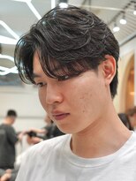 フィフス 渋谷(fifth)&nbsp;洗練された都会の雰囲気を感じさせる毛流れセンターパート