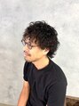 ボルジェ(Bolge) ベースはウルフにカット!ミックス波巻きパーマをしています。