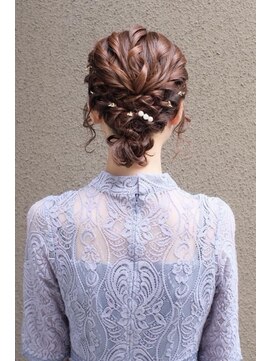 タリーゼ(TALISE) 短くてもできるふんわりシニヨン