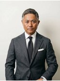 洗練された大人を演出する、知的なグレイヘア・ショートスタイル
