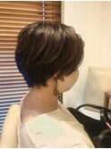 暗髪カラー×耳かけショート