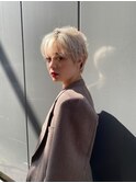 ホワイトグレージュミニウルフショートヘアハイライト