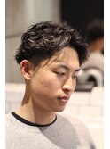 センター分けツーブロックパーマスタイル