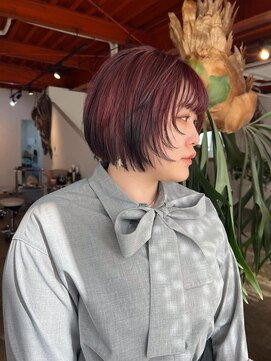 マド(Mado) ワインレッドにブラックエンドカラーレイヤーボブ