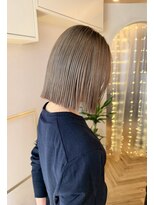 ヒビヲ 天神警固(HIBIO) ショートボブ切りっぱなしボブタッセルボブブリーチダブルカラー