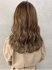 ハイライト ベージュ ヘアアレンジ