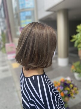 ルシア(LUCIA) オリーブアッシュ★ハイライトボブ