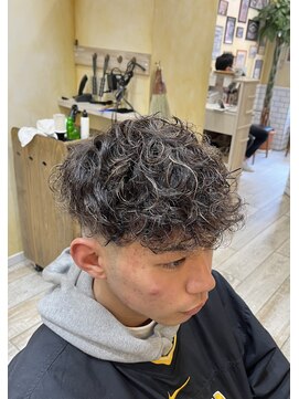 グルーマーズトウキョウ(GROOMER/S TOKYO) スペインカール　ハードパーマ　フェード　GROOMERSTOKYO