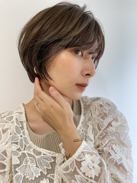 クラン 岡本(Chlan) フェミニンショートボブ×ナチュラルアッシュカラー