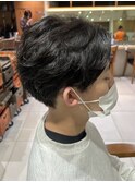 メンズスタイル　ニュアンスパーマ　センターパート　
