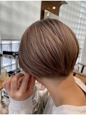 ショートヘアの、ナチュラルハイトーン