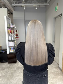 イリ 梅田(ili) ホワイトグレージュ