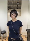 顔まわりレイヤー軽め切りっぱなしミニボブ