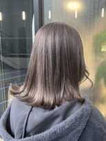 ラモードイワイインターナショナル(La Mode IWAI international)&nbsp;グレージュブラウンの外ハネミディ