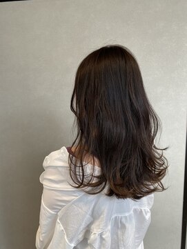 リジー(Litzy) “毛先ボリュームたっぷりウエーブスタイル“【椎葉】